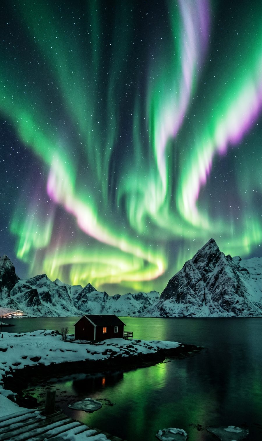 Nordlichter über den Lofoten in Norwegen